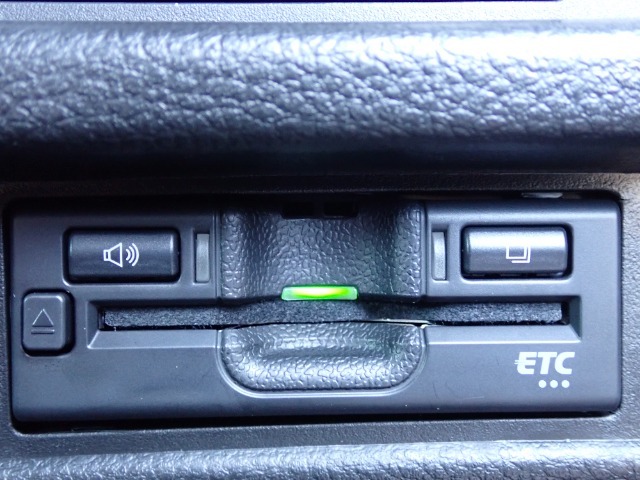 ■【ETC車載器】が装備されています。セットアップをしてお渡しとなり、ETCカードを差し込むだけで高速道路の利用が可能です。