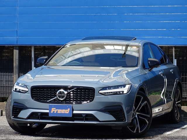 ☆ボディカラーはお洒落な【サンダーグレー】です！ボルボ車だからこそ似合うカラーですね。汚れやキズが目立ちにくいボディカラーですし、クールな雰囲気漂うカラーでもあります。☆