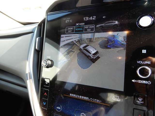 リヤ映像はもちろん、フロント・サイドも、自車を斜め上から見たような映像をディスプレイに表示でき周囲を確認できる3Dビュー機能もございます☆