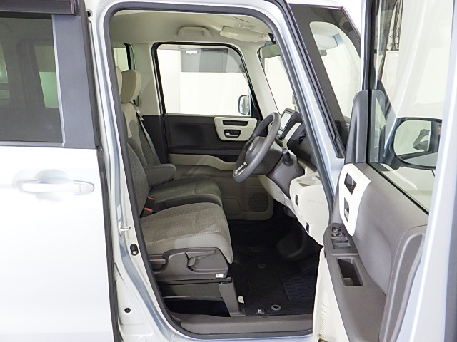 すわり心地の良い運転席・助手席です。長時間のドライブの疲れ軽減に貢献します。どうぞ快適なドライブを♪