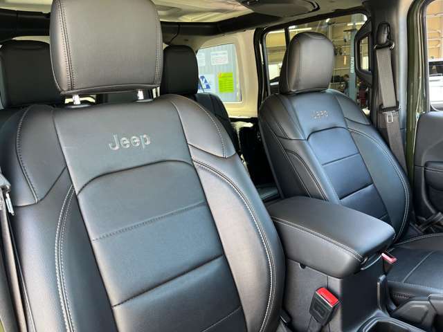 弊社では全車両の事前点検整備を行っております。またご納車前に再度点検整備を行い、全国ご自宅前までご納車致します。正規ディーラーならではのクオリティと安心をお届けしております！