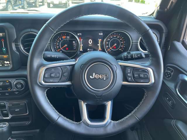 操作性の良いハンドルで運転中のストレスも軽減されます。