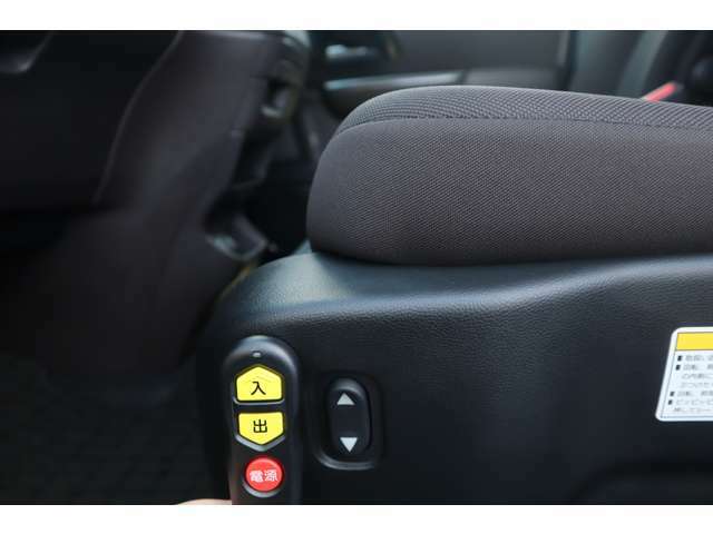 助手席の回転と昇降は、シート左のスイッチかリモコンで操作します。