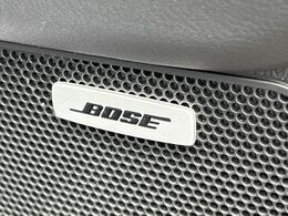 【BOSEサウンドシステム】メーカーオプションの高品位サウンドシステムを搭載。専用のチューニングが施された大小様々なスピーカーから良質なサウンドが奏でられ、臨場感あふれる音響空間を演出します。