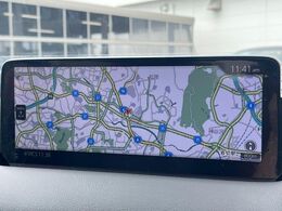 【10.25インチマツダコネクト】車内の雰囲気にマッチした大型ディスプレイ。スマホ接続でのナビ使用やBluetooth再生等、様々な機能が楽しめます。直感的なダイヤル操作が可能で、使い勝手も良好です。