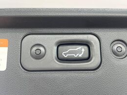 【パワーバックドア】スマートキーや運転席のボタンを押すだけでリアゲートが自動で開閉します！荷物を持っている時や、高い位置にあるバックドアを閉める際に便利な機能です♪