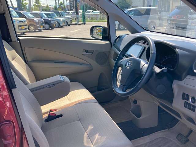 運転席は足元広々です。リラックスして運転できますね。