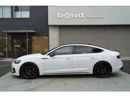 カーボンスタイリングパッケージ（カーボン加飾付きサイドスポイラー）