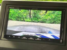 【バックカメラ】駐車時に後方がリアルタイム映像で確認できます。大型商業施設や立体駐車場での駐車時や、夜間のバック時に大活躍！運転スキルに関わらず、今や必須となった装備のひとつです！