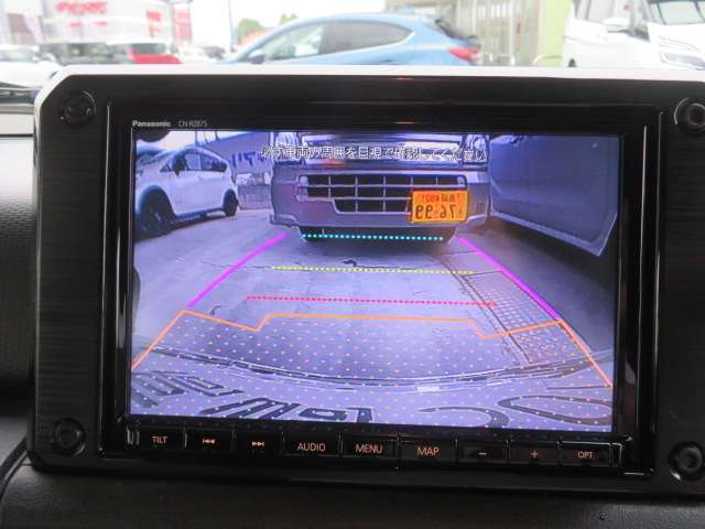 ★純正バックカメラ装備★車庫入れや縦列駐車の際、後退操作の参考になるガイドラインもモニターに表示するのでらくらくです！