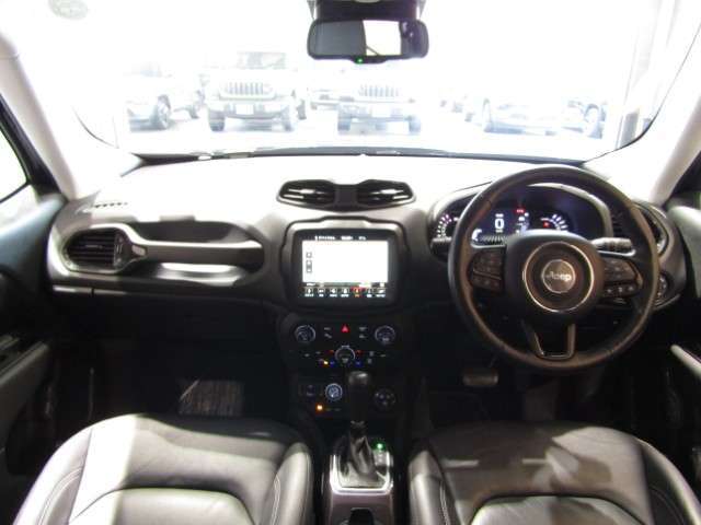 落ち着いた雰囲気の運転席回り！遠出をしても疲れにくい内装デザインです！