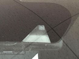 【エマージェンシーブレーキ】走行中に前方の車両等を認識し、衝突しそうな時は警報とブレーキで衝突回避と被害軽減をアシスト。より安全にドライブをお楽しみいただけます。