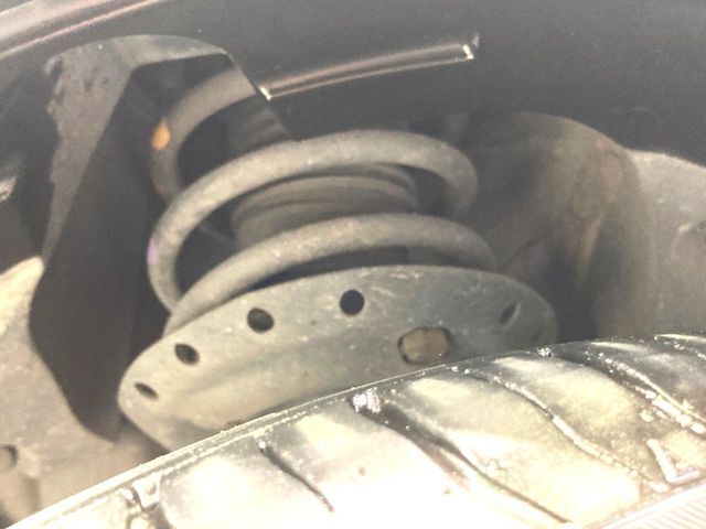 お車を安心してお乗りいただく為には、足回りの定期点検が欠かせません。サービスサポート（有償保証）では無料点検もご提供しており、安心のカーライフをお過ごしいただけるサポート体制が整っています。