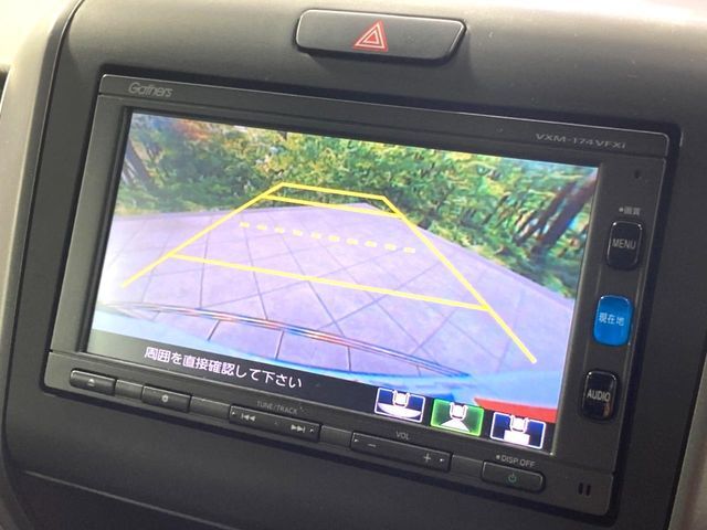 【バックカメラ】駐車時に後方がリアルタイム映像で確認できます。大型商業施設や立体駐車場での駐車時や、夜間のバック時に大活躍！運転スキルに関わらず、今や必須となった装備のひとつです！