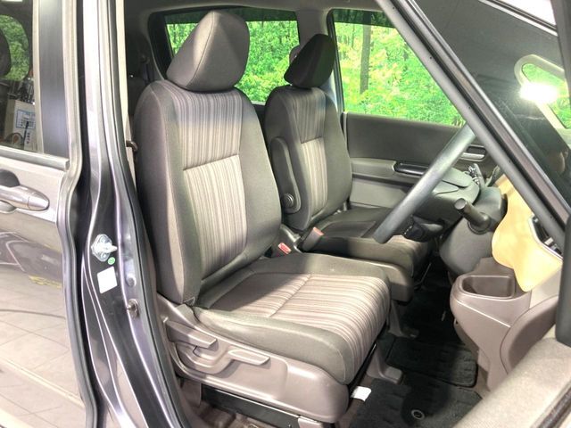 運転席まわりには十分なスペースがあり、大柄な方でもゆったり運転していただける環境です。