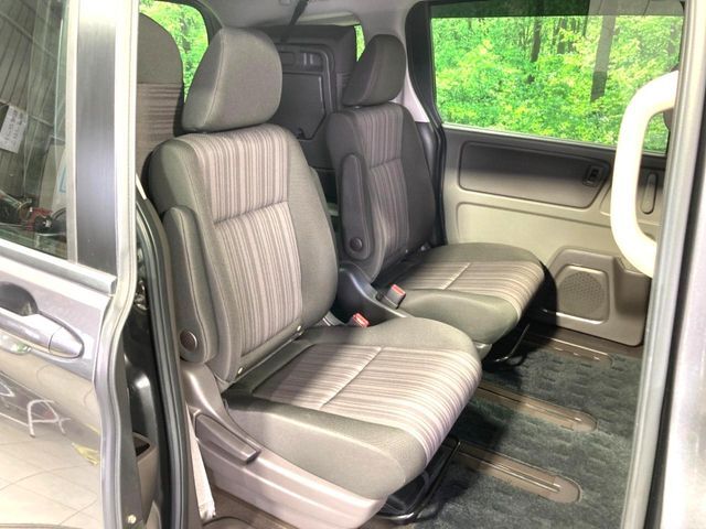 広々とした2列目シートは居住性が高く、居心地も快適！友達や家族とのお出かけにぴったりです。ベビーシートやチャイルドシート使用時も快適にお過ごしいただける十分な空間を確保しています。