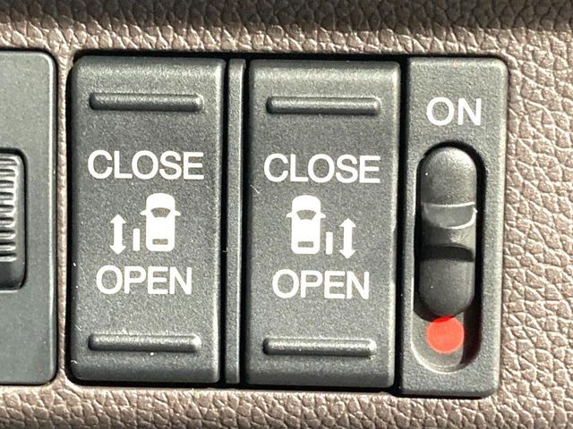 【両側パワースライドドア】スマートキーや運転席のスイッチで後席両側スライドドアの開閉が可能♪電動だから力を入れてドアを開ける必要が無く、小さなお子様でも簡単に開け閉めでき快適です♪