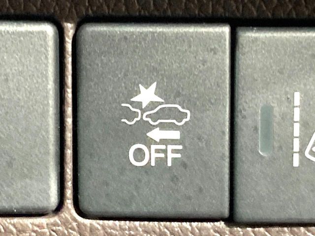 【ホンダセンシング】走行中に前方の車両等を認識し、衝突しそうな時は警報とブレーキで衝突回避と被害軽減をアシスト。より安全にドライブをお楽しみいただけます。