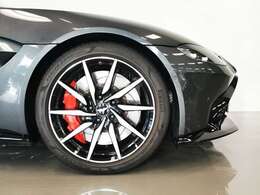 10spk Directional Gloss Blk DT 314.9mhzにレッドペイントのオプションが入った足回りは、まさに王道。カッコイイです。