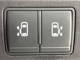 【両側パワースライドドア】スマートキーや運転席のスイッチで後席両側スライドドアの開閉が可能♪電動だから力を入れてドアを開ける必要が無く、小さなお子様でも簡単に開け閉めでき快適です♪