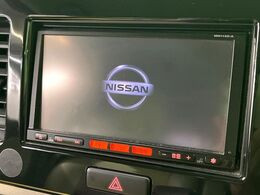 【純正ナビ】人気の純正ナビを装備しております。ナビの使いやすさはもちろん、オーディオ機能も充実！キャンプや旅行はもちろん、通勤や買い物など普段のドライブも楽しくなるはず♪