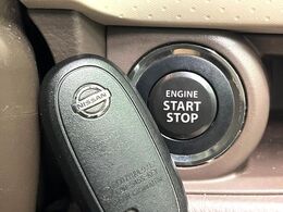 【インテリジェントキー】カバンやポケットに入れたままでもドアの施錠・解錠が可能なスマートキーを装備。エンジンのオン・オフ時もカギを取り出す必要が無いからとっても便利です♪