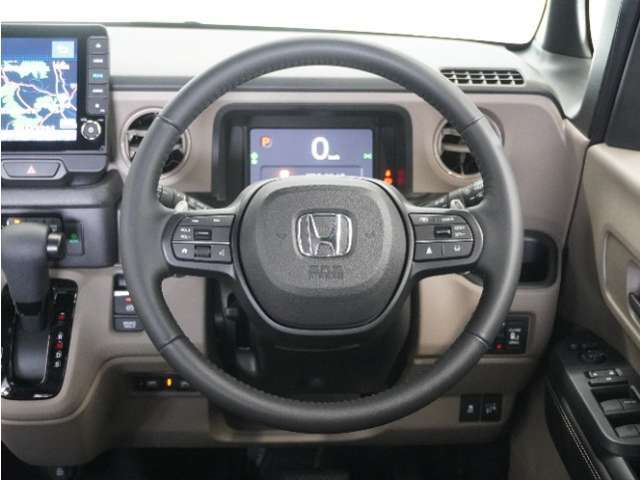 【Honda SENSING】 カメラ等装置で精度の高い検知能力を発揮、安全運転を支援します。ステアリング上のコントローラーに注目！