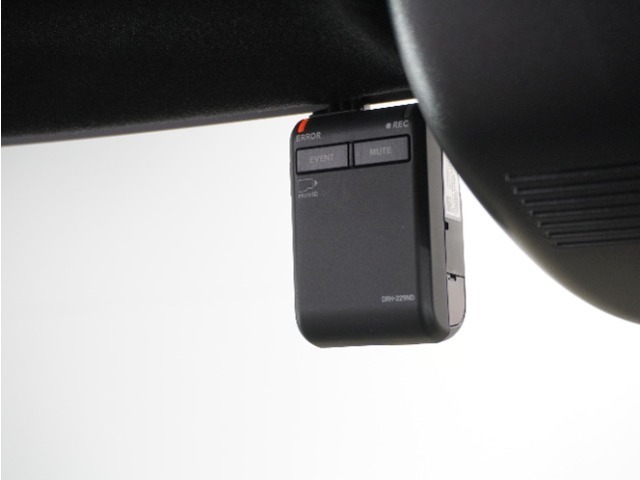 ◆ドライブレコーダー◆映像・音声などを記録する自動車用の装置です。　もしもの事故の際の記録はもちろん、旅行の際の思い出としてドライブの映像を楽しむことができます。