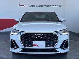 Audiの象徴であるシングルフレームグリルをよりワイドで低くシャープなデザインとすることでワイド＆ローのフォルムを協調しています。