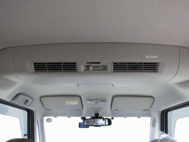 天井にはシーリングファンがあり、冷温の空気を車内に循環してくれます。