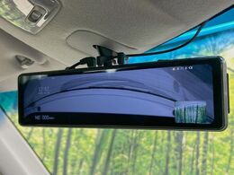 【デジタルルームミラー】後席の大きな荷物や同乗者で後方が確認しづらい時でも安心！カメラが撮影した車両後方の映像をルームミラー内に表示。クリアな視界で状況の確認が可能です！
