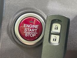 【Hondaスマートキー】カバンやポケットに入れたままでもドアの施錠・解錠が可能なスマートキーを装備。エンジンのオン・オフ時もカギを取り出す必要が無いからとっても便利です♪