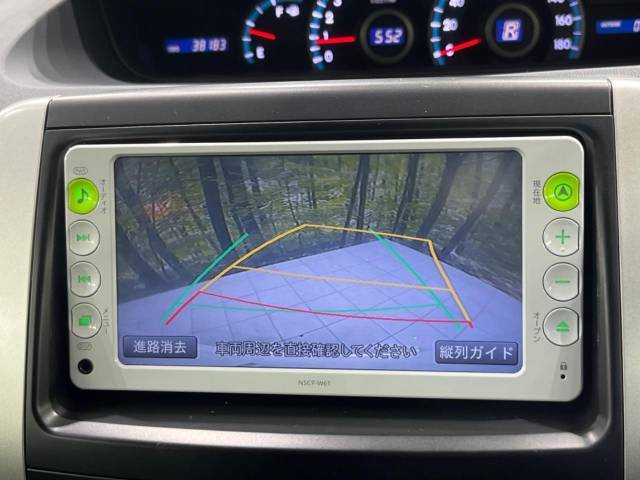 【バックカメラ】駐車時に後方がリアルタイム映像で確認できます。大型商業施設や立体駐車場での駐車時や、夜間のバック時に大活躍！運転スキルに関わらず、今や必須となった装備のひとつです！