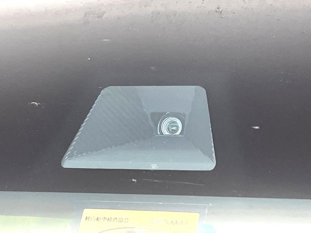 【ホンダセンシング】走行中に前方の車両等を認識し、衝突しそうな時は警報とブレーキで衝突回避と被害軽減をアシスト。より安全にドライブをお楽しみいただけます。