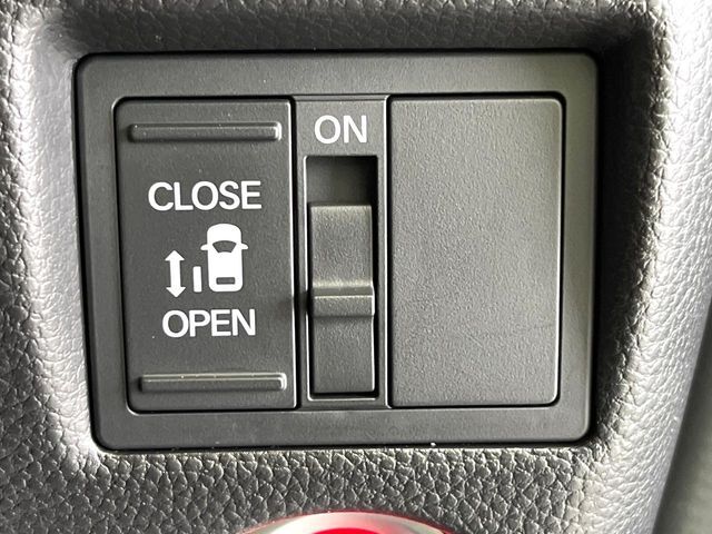 【パワースライドドア】スマートキーや運転席のスイッチでスライドドアの開閉が可能♪電動だから力を入れてドアを開ける必要が無く、小さいお子様でも、重い荷物を持っている時もラクに開け閉めできます♪