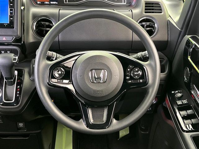 インテリアに合わせたデザインのステアリングは、運転される方のことも考え、運転しやすい形状、大きさです。是非一度、実際に触ってお確かめください。