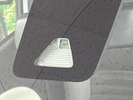 【スマートアシスト】走行中に前方の車両等を認識し、衝突しそうな時は警報とブレーキで衝突回避と被害軽減をアシスト。より安全にドライブをお楽しみいただけます。