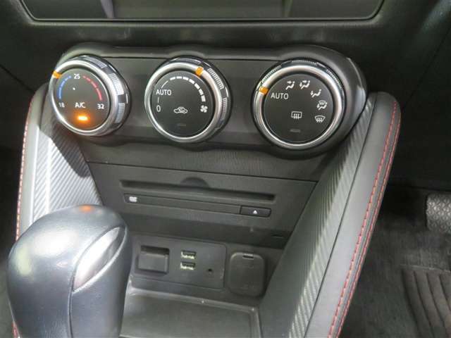 オートエアコン機能で、車内を自動的に、設定した温度に保ってくれます。