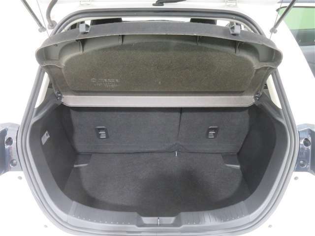後席シートを倒すことで、より広くラゲッジスペースをお使いいただけます♪