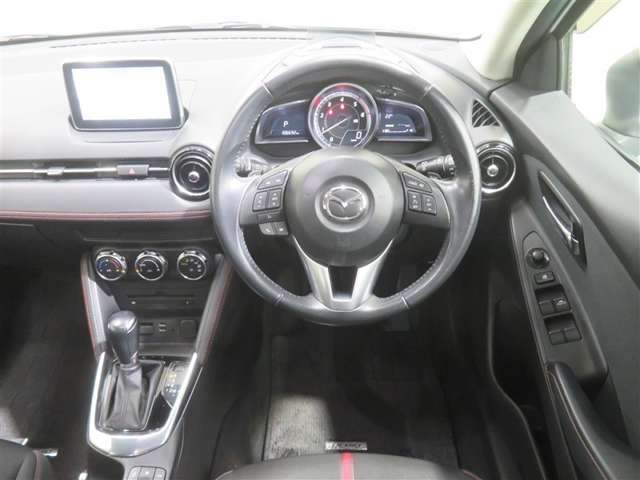 コンパクトながら、上質な仕上がりのインテリアデザイン。スイッチやレバーも使いやすく配置されています。