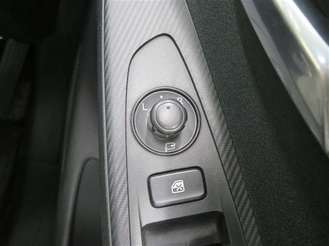 電動格納ミラー！ スイッチひとつでミラーを畳めます。