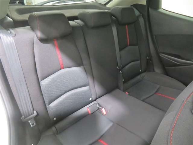 後列シートも足元のスペースに余裕があり、快適にお乗りいただけます♪