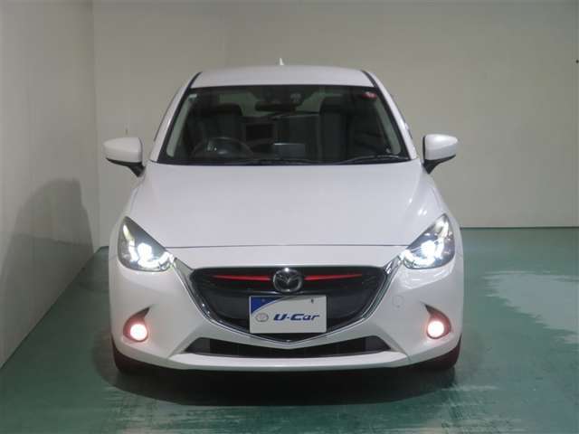 明度の高いLEDヘッドライトで、夜間の運転も安心です。