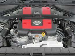 専用チューニングエンジン・専用エンジンカバー・専用ストラットタワーバー（nismoロゴ入り）