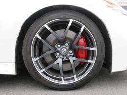 専用レイズ製アルミ鍛造ホイール（フロント：245/40R19 94W・リヤ：285/35R19 99W）