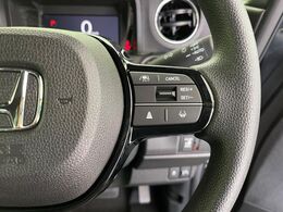 【アダプティブクルーズコントロール】高速道路での長距離走行が楽に！！自動で速度を保つクルーズコントロールが、衝突軽減システムと連携し、前方の車両を感知して車間を保つように速度調節してくれます！！