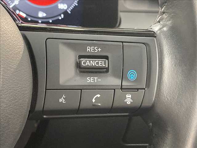【レーダークルーズコントロール】装備車両です。レーダーやカメラを使って前を走るクルマの状況を検知して速度を調整してくれます。遠距離ドライブの高速道路などでは大活躍で疲労軽減に役立ちます。