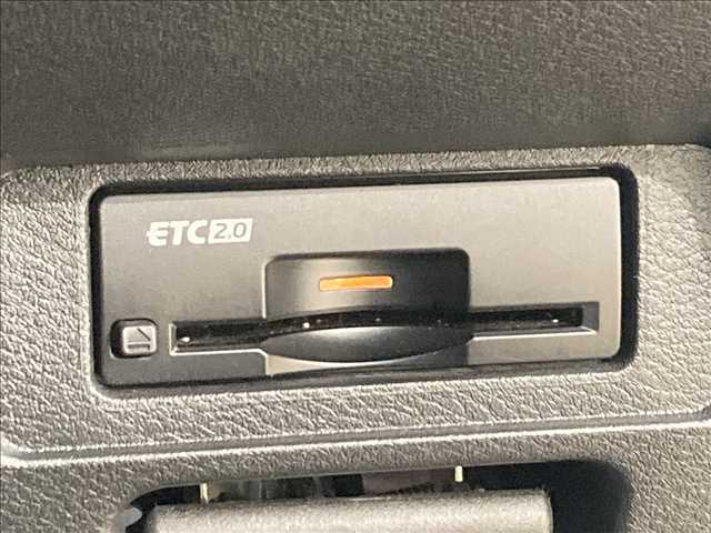 【ETC車載器】を装備しておりますので、ご納車直後からの遠距離ドライブも可能です。土日の利用料金の割引や、朝夕の通行料金を割引料金で高速道路をお楽しみいただけます。