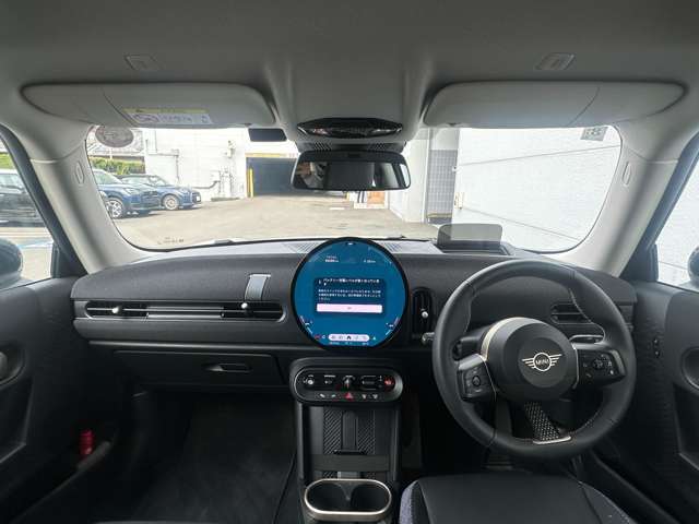 インパネ周りは、MINIの昔ながらのデザインを踏襲しつつ、円形の有機ELセンターディスプレイなどが装備されています！