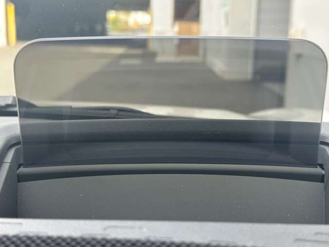 ヘッドアップディスプレイで現在の速度などが確認できます！